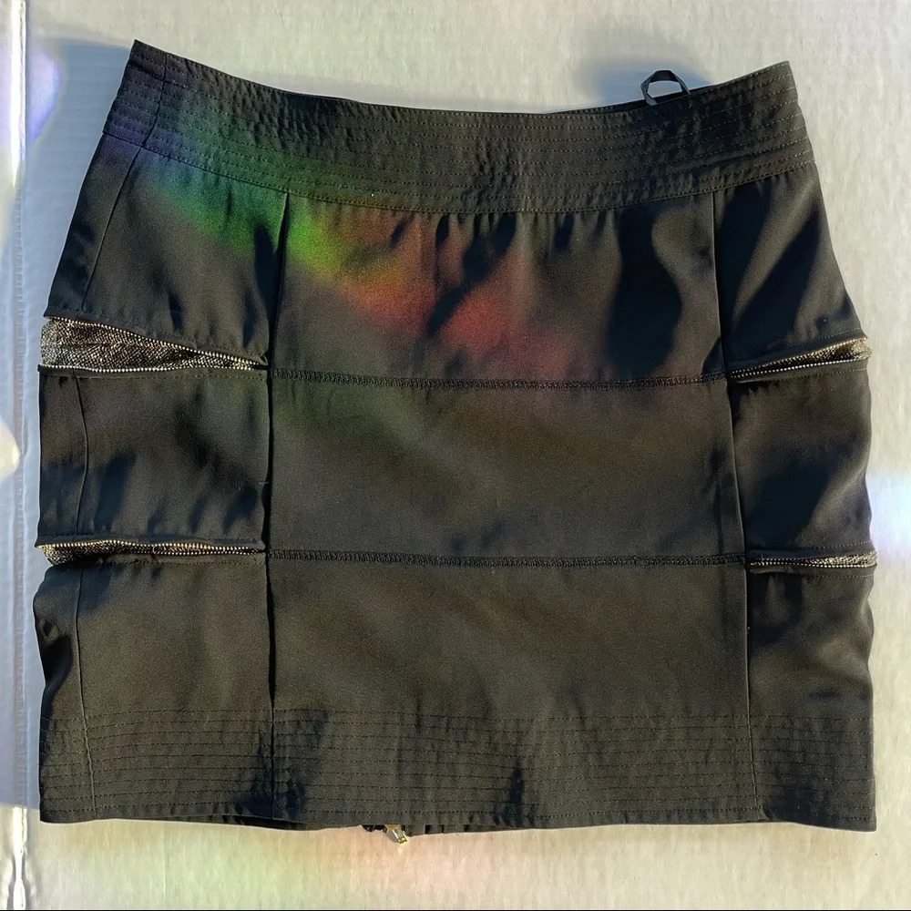 FATE Black Skirt with Gold Zíperes. Medium size